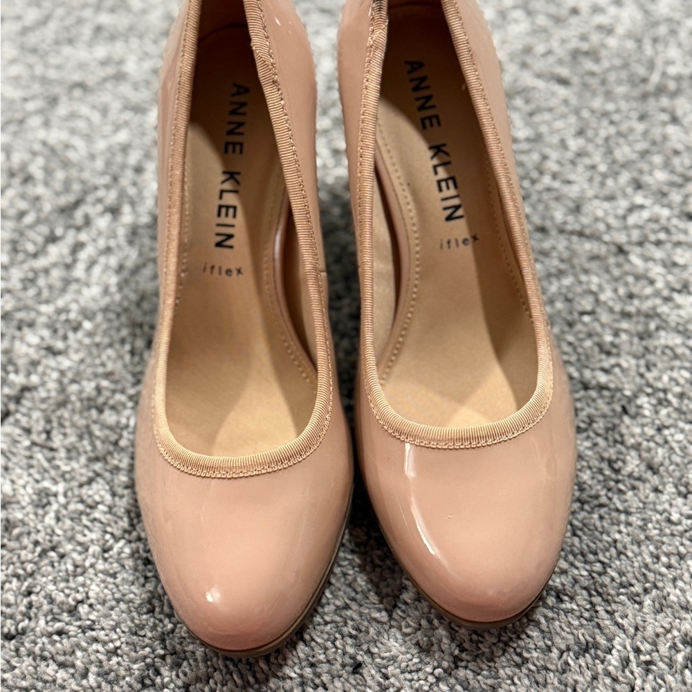 Anne Klein Women's Castana Round Toe Block Heel Pumps - Picture 2 of 6